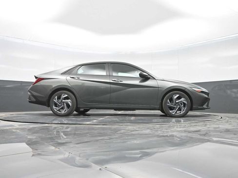 Used 2025 Hyundai Elantra SEL FWD image 38