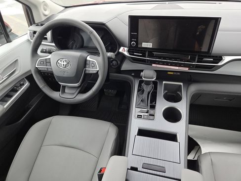 New 2026 Toyota Sienna XLE image 31