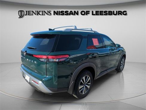 Certified 2024 Nissan Pathfinder SL image 6