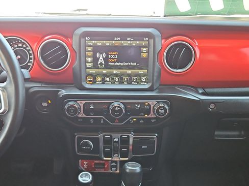 Used 2021 Jeep Gladiator Rubicon AWD/4WD image 16