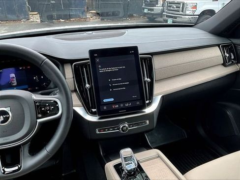 Used 2025 Volvo XC90 B6 Plus image 6