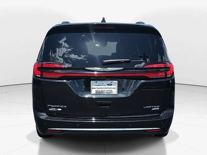 Used 2023 Chrysler Pacifica Limited w/ Uconnect Theater Family Group