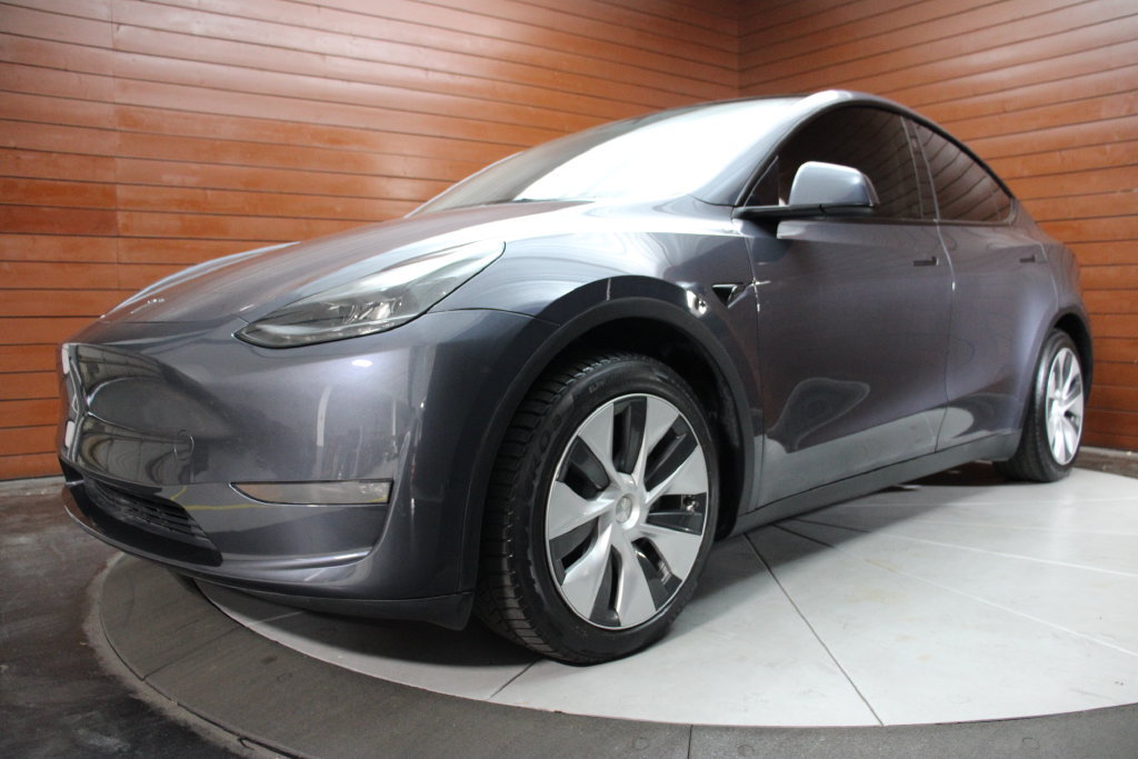 Used 2023 Tesla Model Y Long Range AWD/4WD image 1