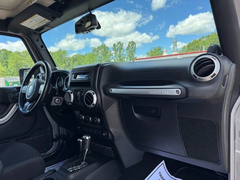 Used 2014 Jeep Wrangler Unlimited Sahara w/ Connectivity Group AWD/4WD image 20