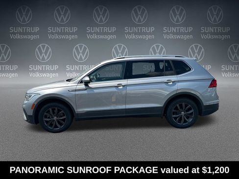 Used 2022 Volkswagen Tiguan SE w/ Panoramic Sunroof Package FWD image 2