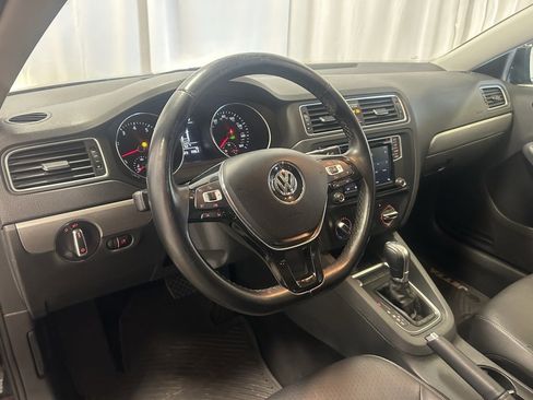 Used 2018 Volkswagen Jetta SE image 2