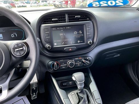 Used 2025 Kia Soul LX w/ LX Technology Package FWD image 9