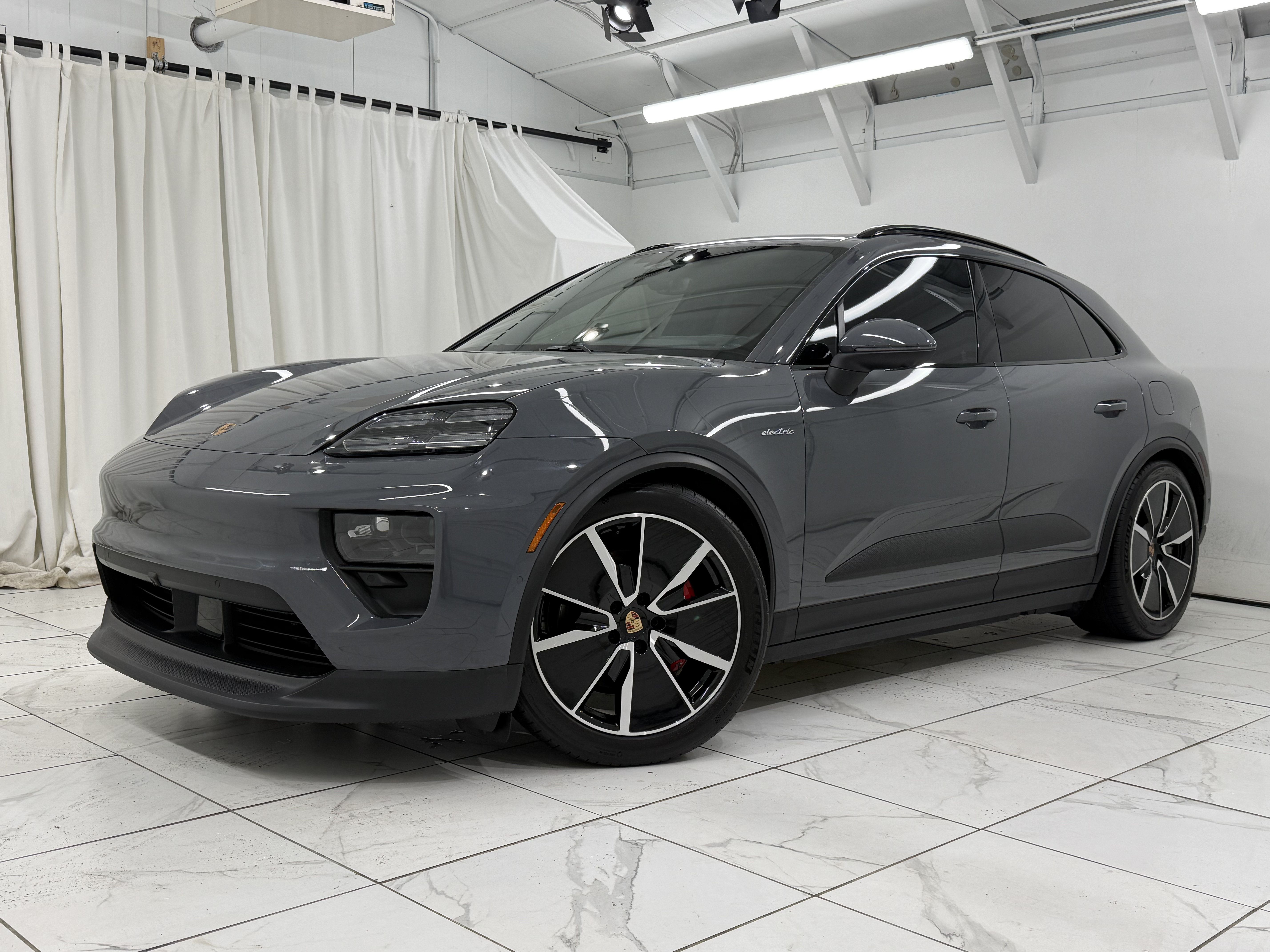 Used 2025 Porsche Macan 4S Electric AWD/4WD image 6