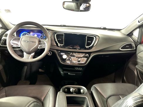 Used 2025 Chrysler Pacifica Select image 12