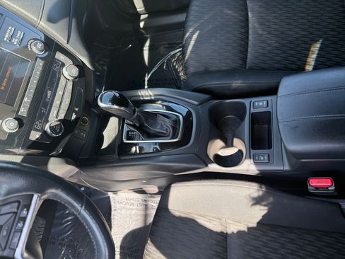 Used 2017 Nissan Rogue SV AWD/4WD image 22