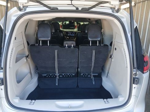 Used 2024 Chrysler Pacifica Touring-L FWD image 36