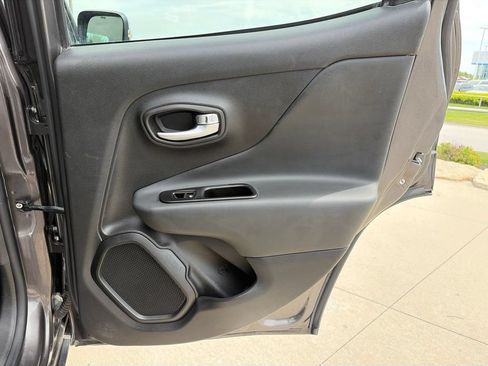 Used 2020 Jeep Renegade Altitude FWD image 26