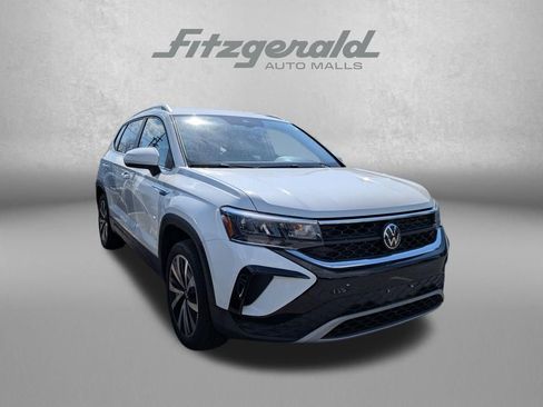 Used 2024 Volkswagen Taos SE image 1
