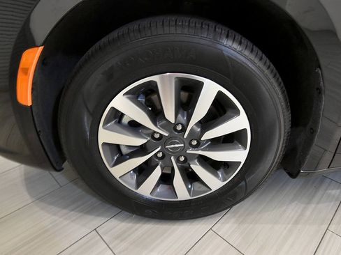 Used 2024 Chrysler Pacifica Limited FWD image 10