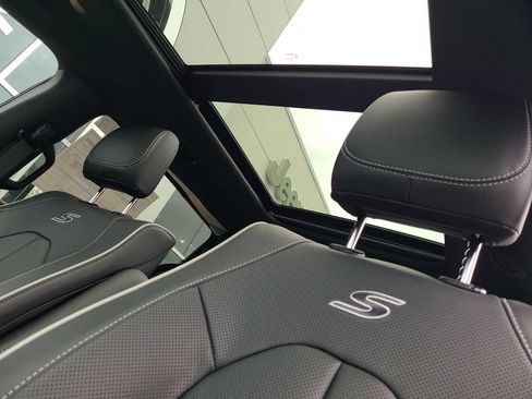 New 2023 Chrysler Pacifica Limited w/ Uconnect Theater Family Group image 8