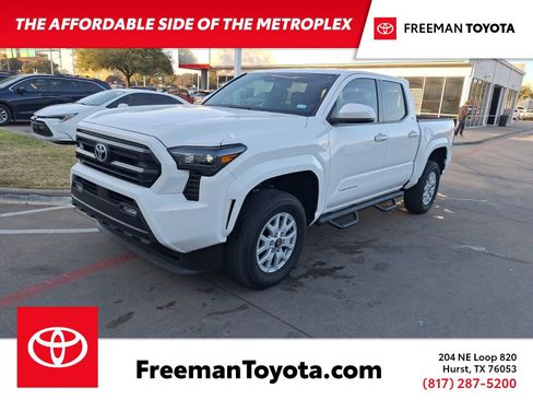 Used 2025 Toyota Tacoma SR5 image 1