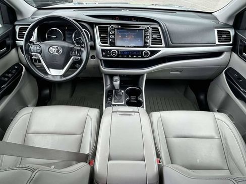 Used 2018 Toyota Highlander XLE FWD image 11