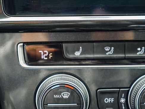 Used 2017 Volkswagen e-Golf SE w/ DC Fast Charging Package image 6