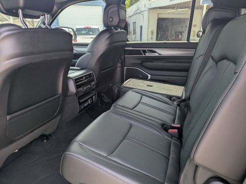 Used 2025 Jeep Wagoneer 4WD w/ Convenience Group I image 15