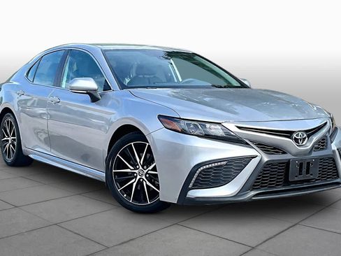 Used 2024 Toyota Camry SE AWD/4WD image 3