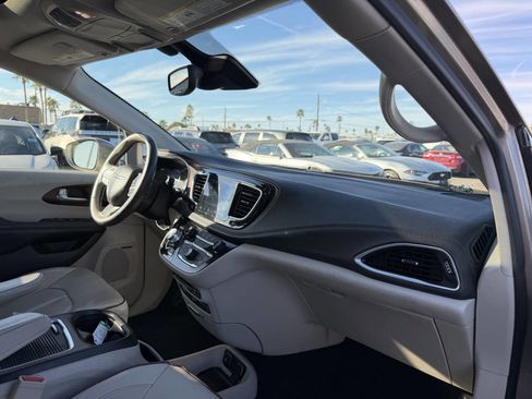 Used 2017 Chrysler Pacifica Limited image 25