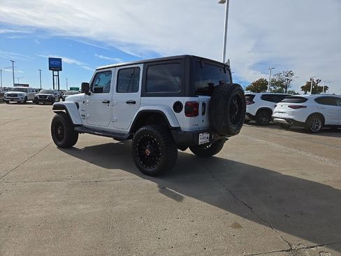 Used 2018 Jeep Wrangler Unlimited Sahara image 11