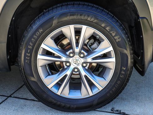 Used 2015 Toyota Highlander XLE AWD/4WD image 23