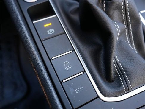 Certified 2025 Volkswagen Jetta SE image 29