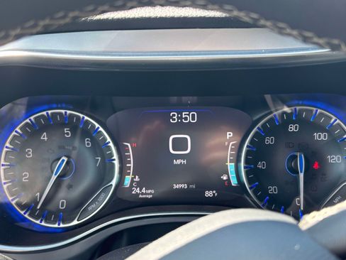 Used 2025 Chrysler Pacifica Limited FWD image 8