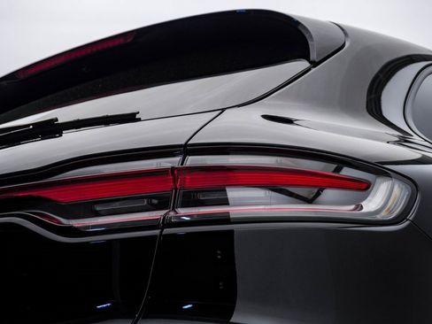 Certified 2025 Porsche Macan image 12