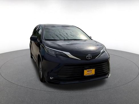Used 2025 Toyota Sienna XLE FWD image 3