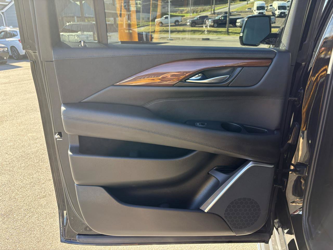 Used 2018 Cadillac Escalade ESV Luxury AWD/4WD image 18
