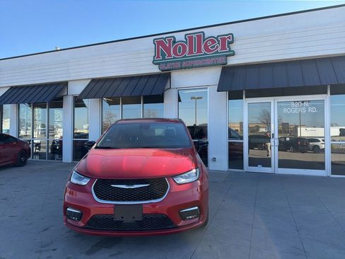 Used 2025 Chrysler Pacifica Select image 1