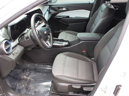 Used 2024 Chevrolet Trax LT w/ Driver Confidence Package FWD image 11