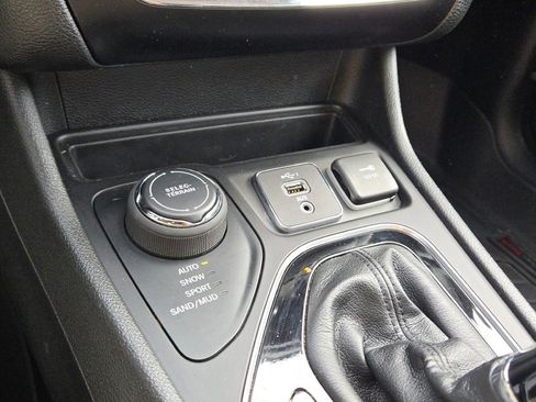 Used 2021 Jeep Cherokee Latitude Plus image 25