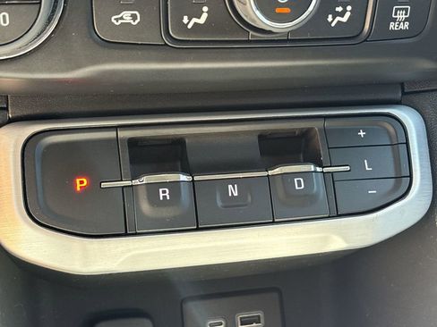 Used 2023 GMC Acadia SLE FWD image 16