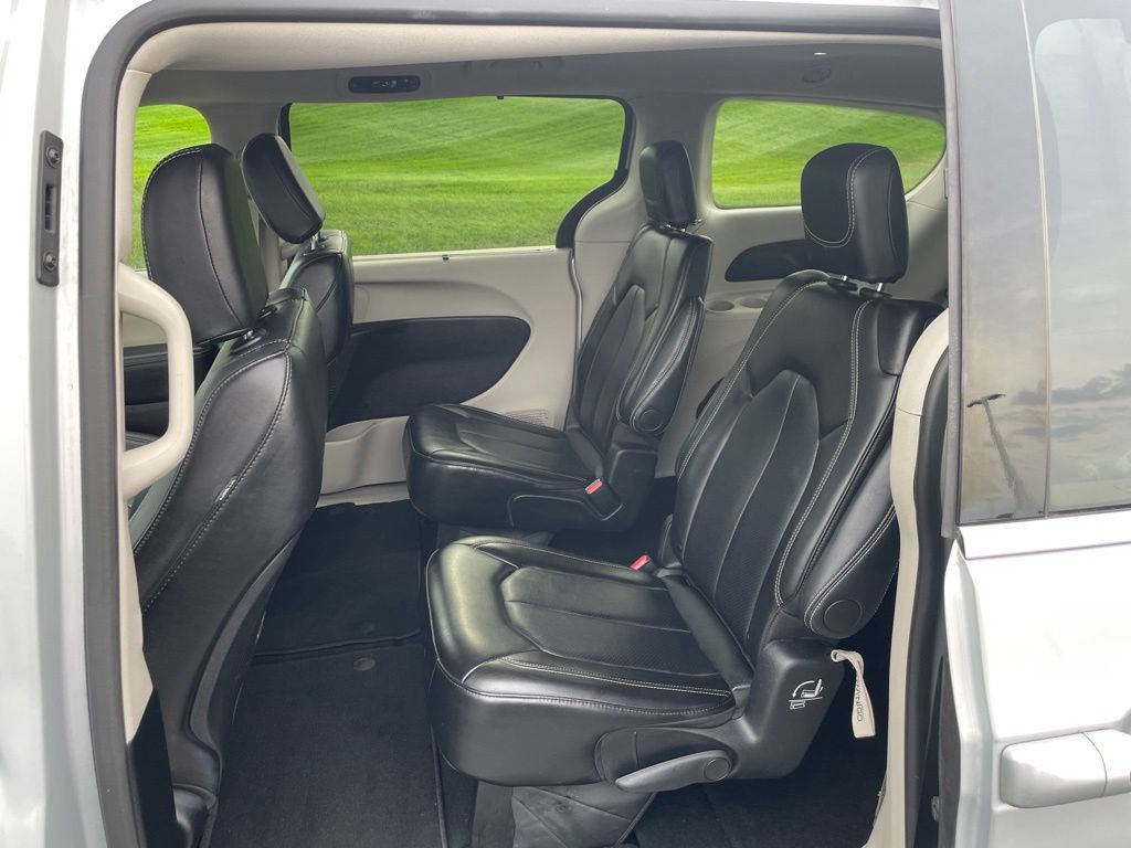 Used 2024 Chrysler Pacifica Touring-L FWD image 18