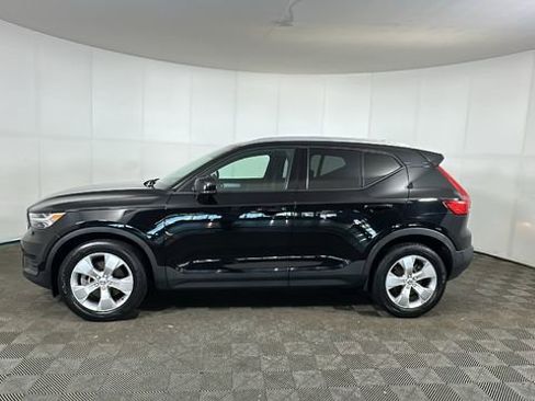 Used 2022 Volvo XC40 T5 Momentum AWD/4WD image 6