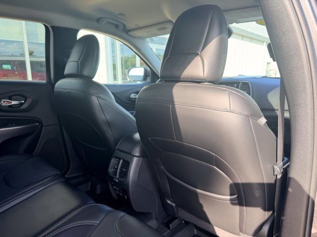 Used 2019 Jeep Cherokee Limited w/ Luxury Group AWD/4WD image 16