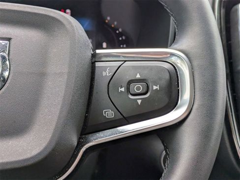 Used 2023 Volvo XC40 B5 Plus image 27