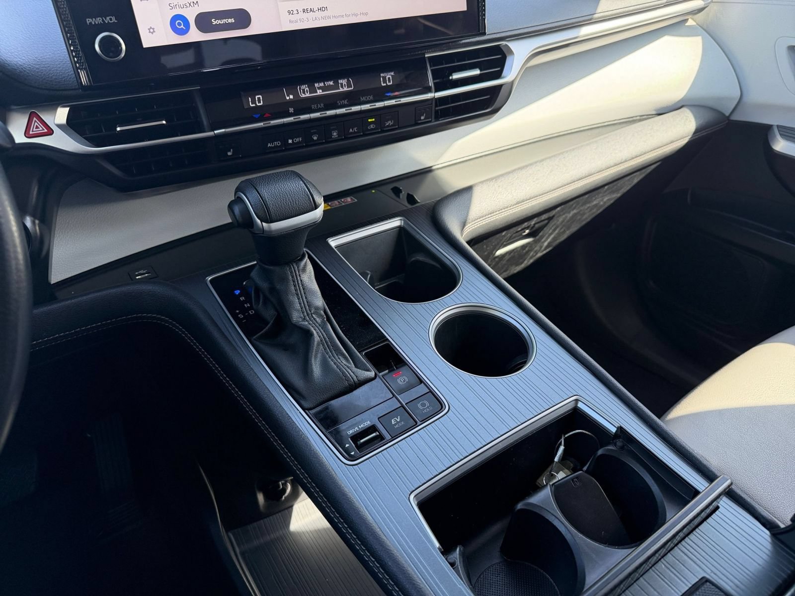 Used 2025 Toyota Sienna XLE FWD image 43