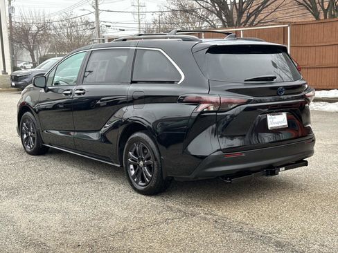 Used 2024 Toyota Sienna XLE Woodland Edition image 22