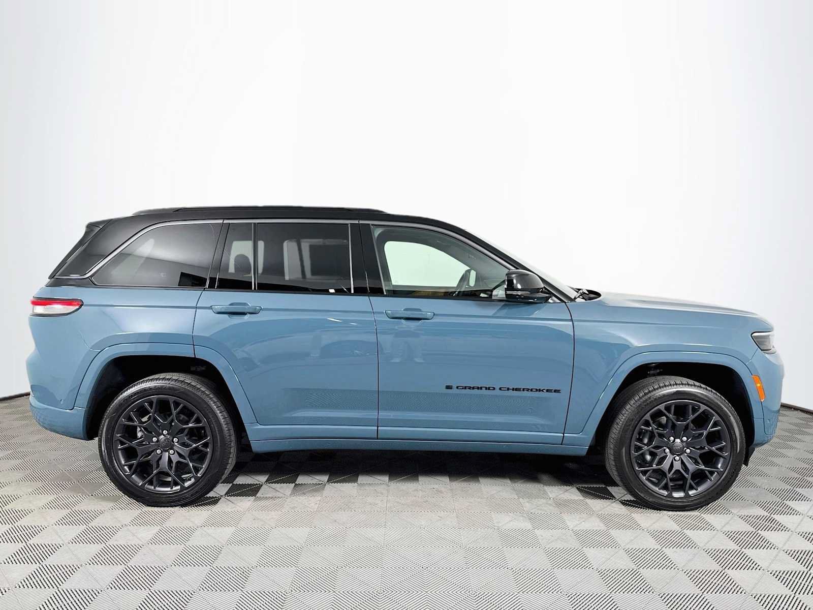 Used 2026 Jeep Grand Cherokee Summit w/ Obsidian Package AWD/4WD image 4
