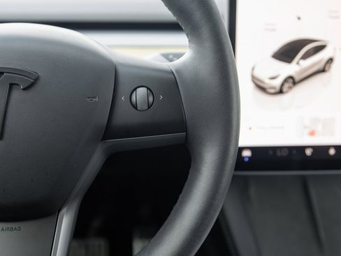 Used 2022 Tesla Model Y Long Range image 16