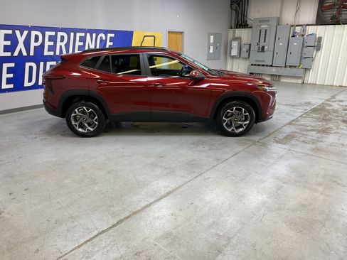 Used 2025 Chevrolet Trax LT w/ LT Convenience Package image 8