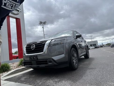 Certified 2024 Nissan Pathfinder SV image 2