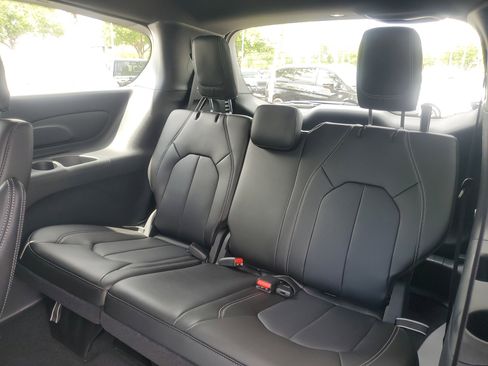 New 2026 Chrysler Pacifica Select image 9