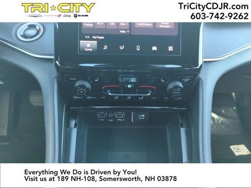 New 2025 Jeep Grand Cherokee Altitude image 17