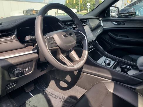 Used 2025 Jeep Grand Cherokee Limited AWD/4WD image 8