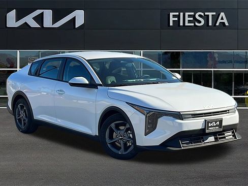 New 2025 Kia K4 LXS image 1